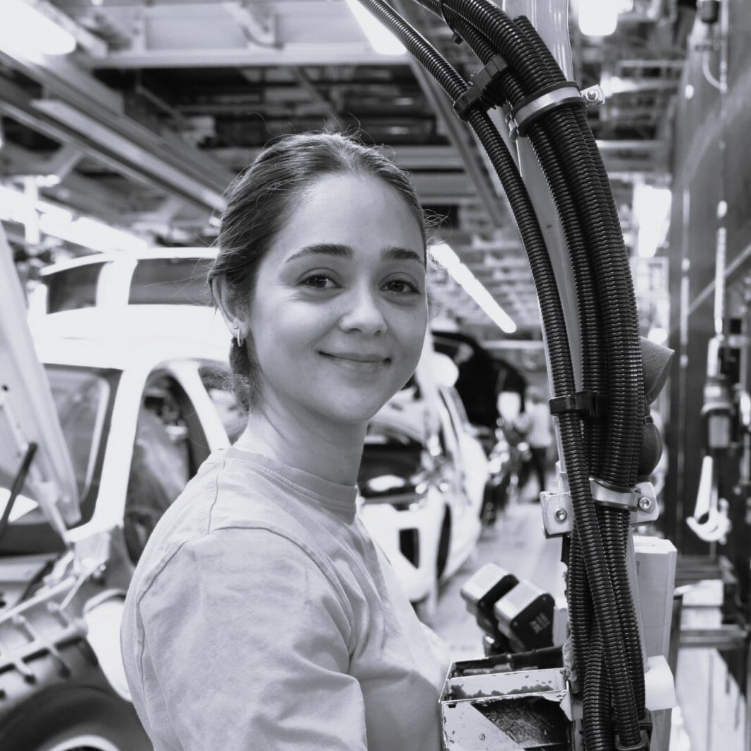 Operatör i industri, tittar in i kameran, svartvit bild